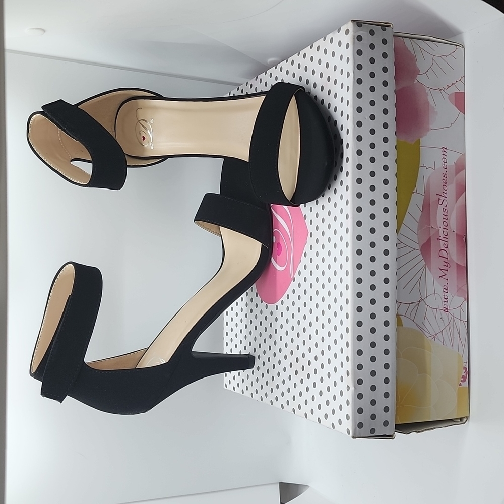 I'm selling an unworn pair of Derek Heart Rosela-S heels in black velvet.